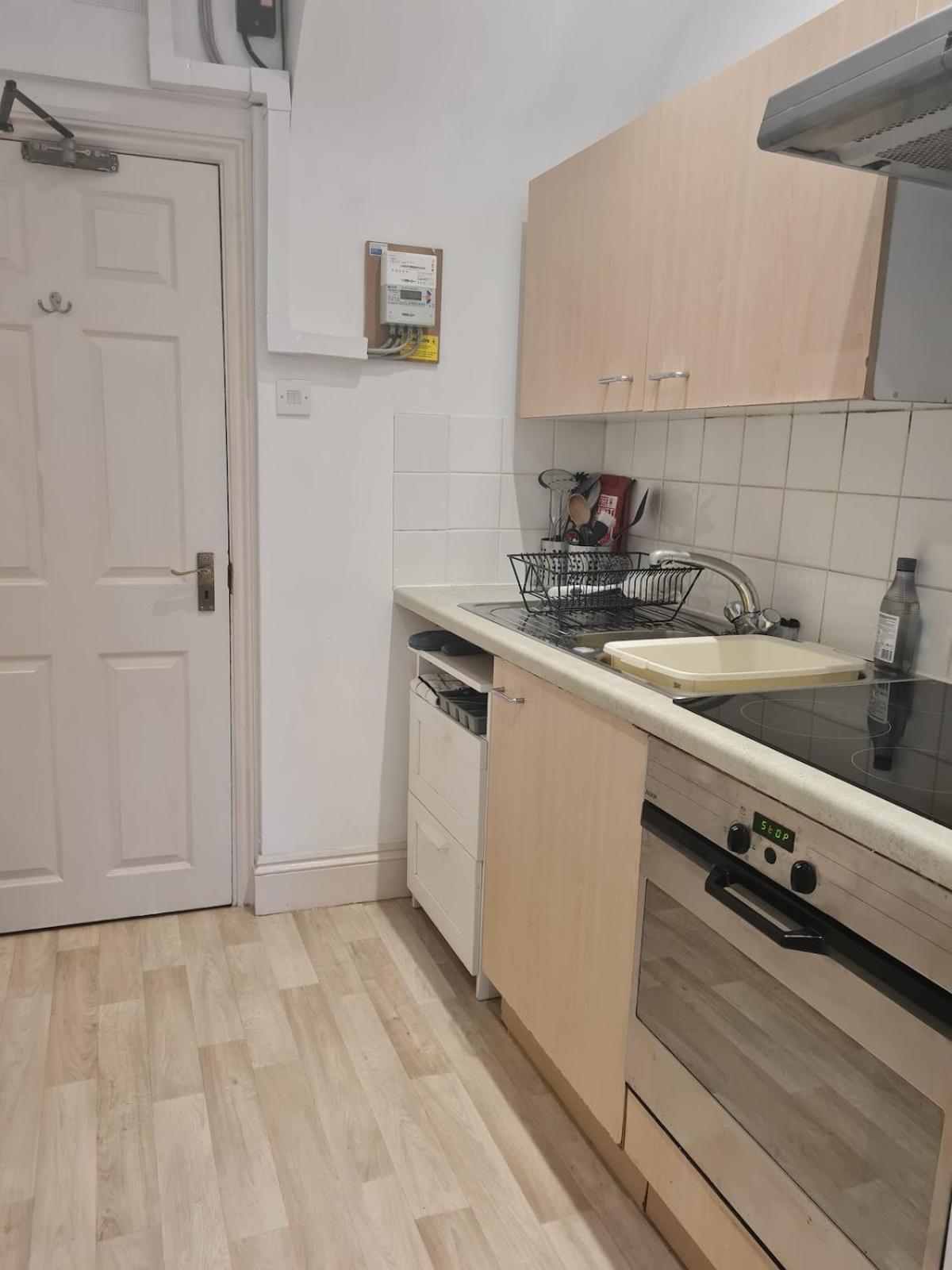 Quiet Self Contained Flat Near Town Centre And